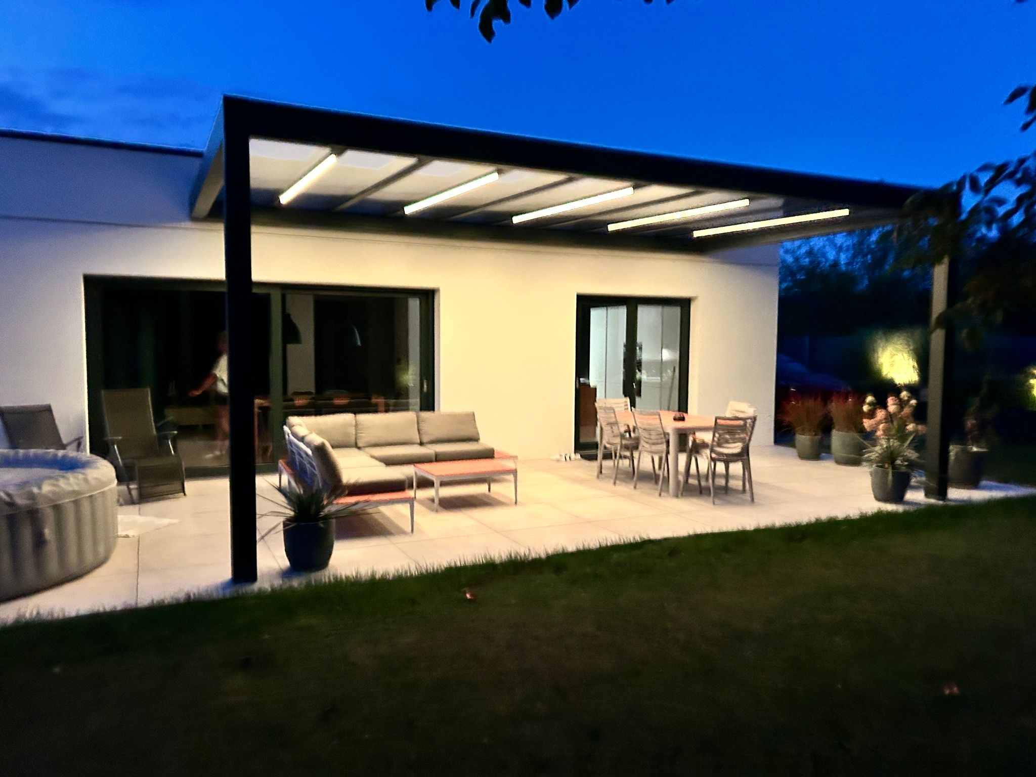 Zadaszenie Konstrukcja aluminiowa - poszycie poliwęglan lity - podświetlenie LED