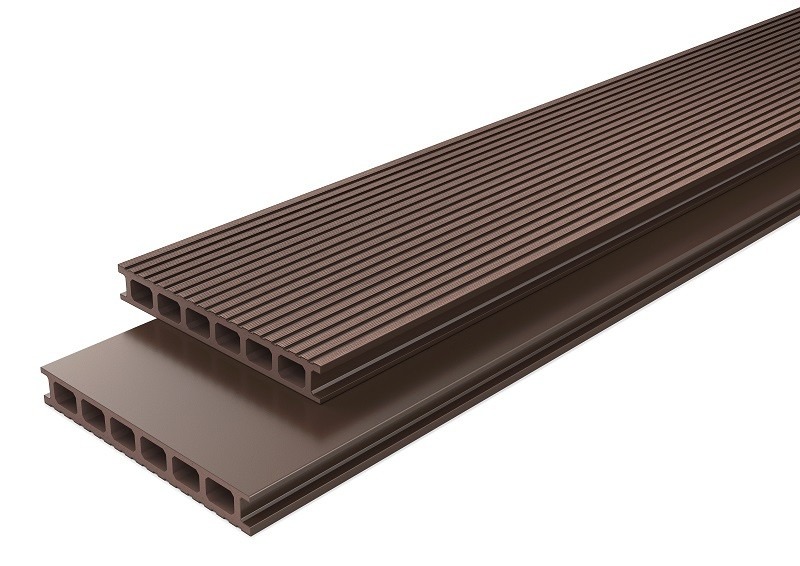 Dwie brązowe deski kompozytowe, jedna z ryflowaną powierzchnią, druga gładka, ukazujące przekrój z pustymi przestrzeniami, na białym tle.