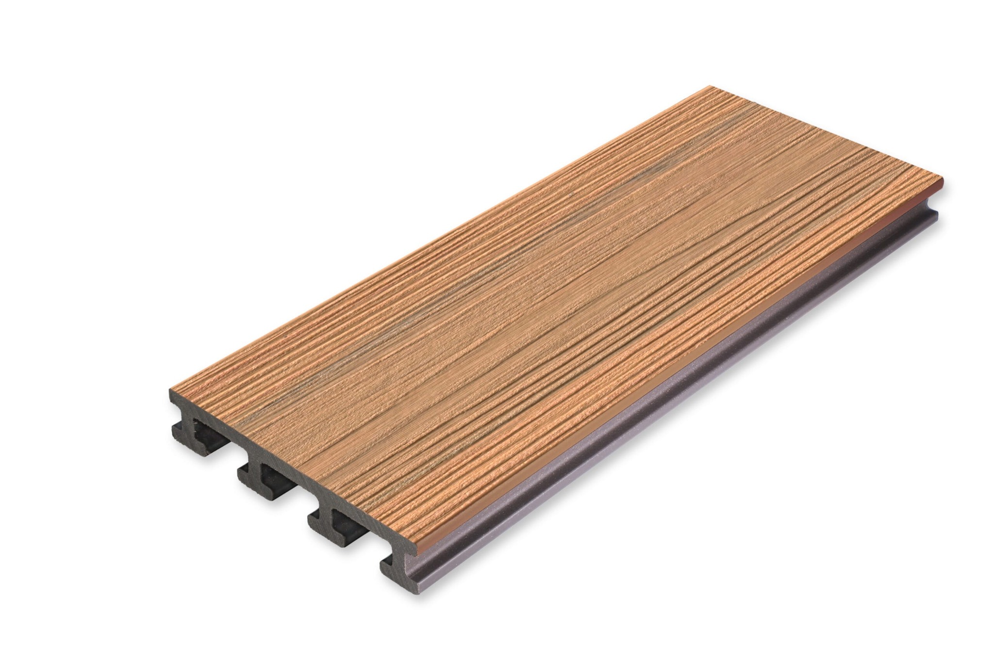 Przekrój deski tarasowej kompozytowej w odcieniach brązu z widoczną strukturą drewna i elementami mocującymi, na białym tle. Prezentacja produktu.