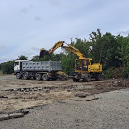 Również wykonuje pracę pod koparką.