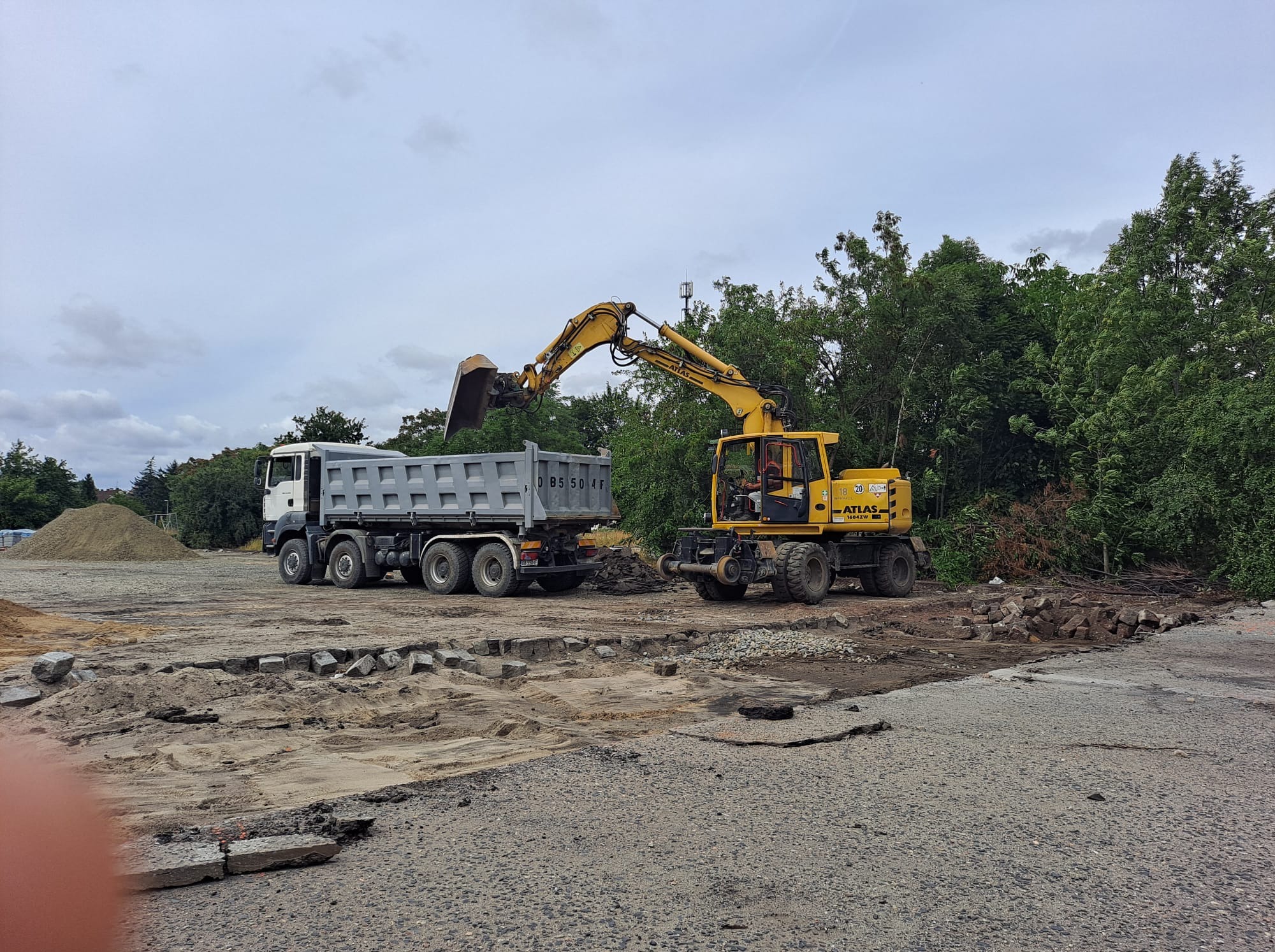Również wykonuje pracę pod koparką.
