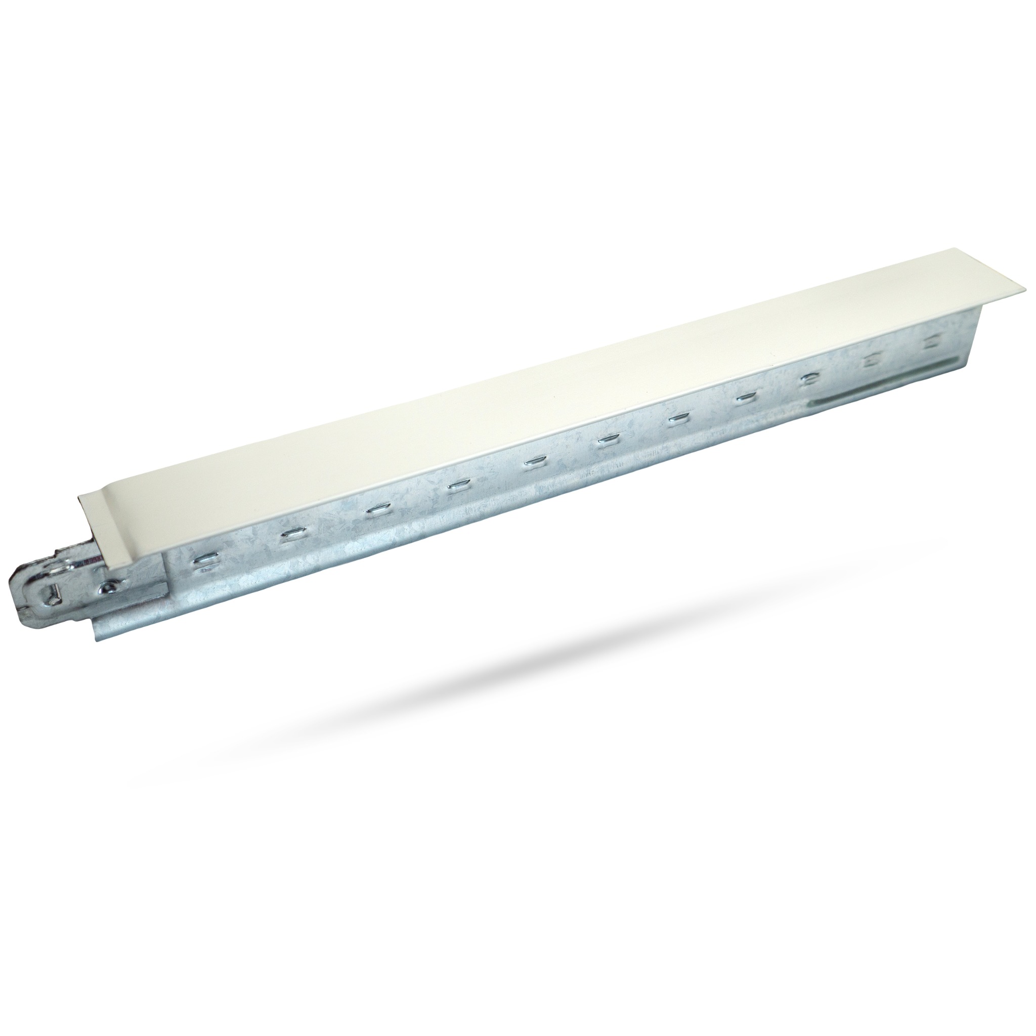 Metalowy profil sufitowy z białym wypełnieniem, widoczny z boku, na białym tle z delikatnym cieniem. Element konstrukcyjny do montażu sufitów podwieszanych.