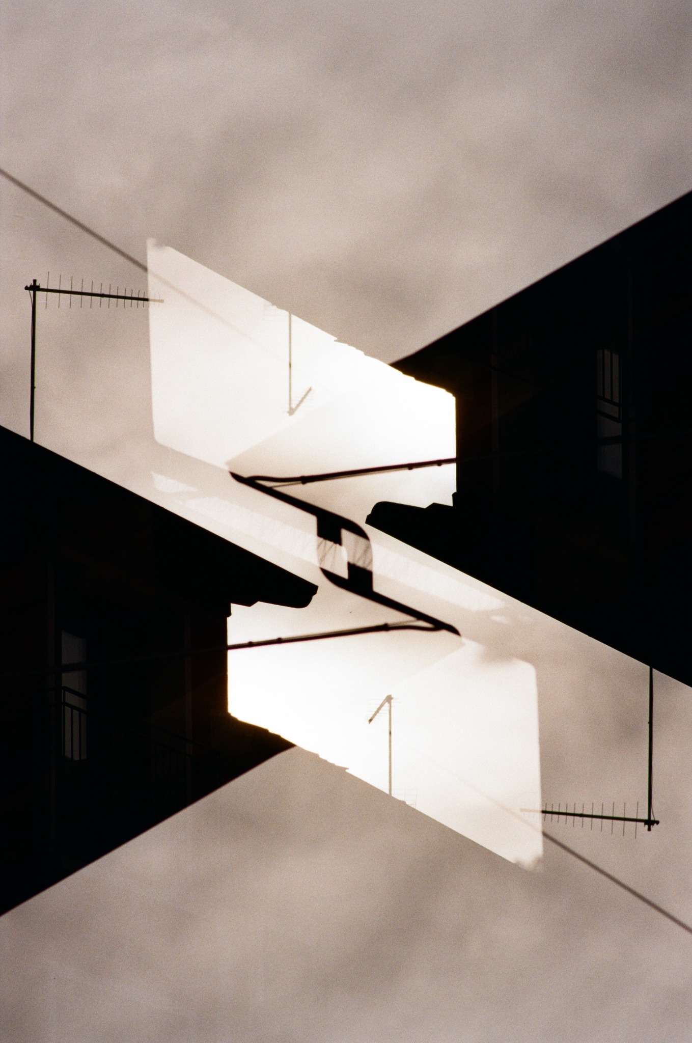 Cokolwiek tutaj zostało uwiecznione tworzy symetryczną kompozycję za pomocą techniki podwójnej ekspozycji