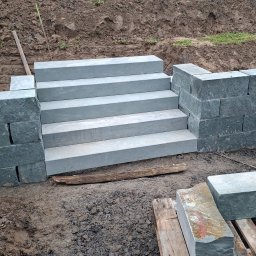 Ogrodzenie i schody w ogrodzie 