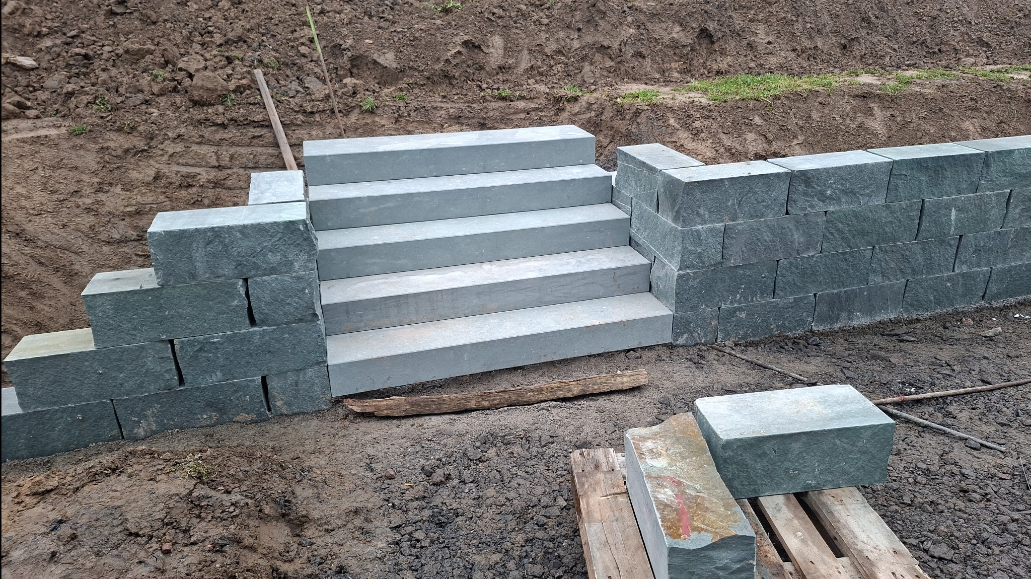 Ogrodzenie i schody w ogrodzie