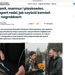 GRANITY SZCZEPAŃSKI - FILIP SZCZEPAŃSKI - Czyszczenie kamienia nagrobkowego: zbliżenie na dłoń czyszczącą czarny kamień, w tle cmentarz i rozmowa ekspertów o pielęgnacji nagrobków przed Wszystkimi Świętymi.