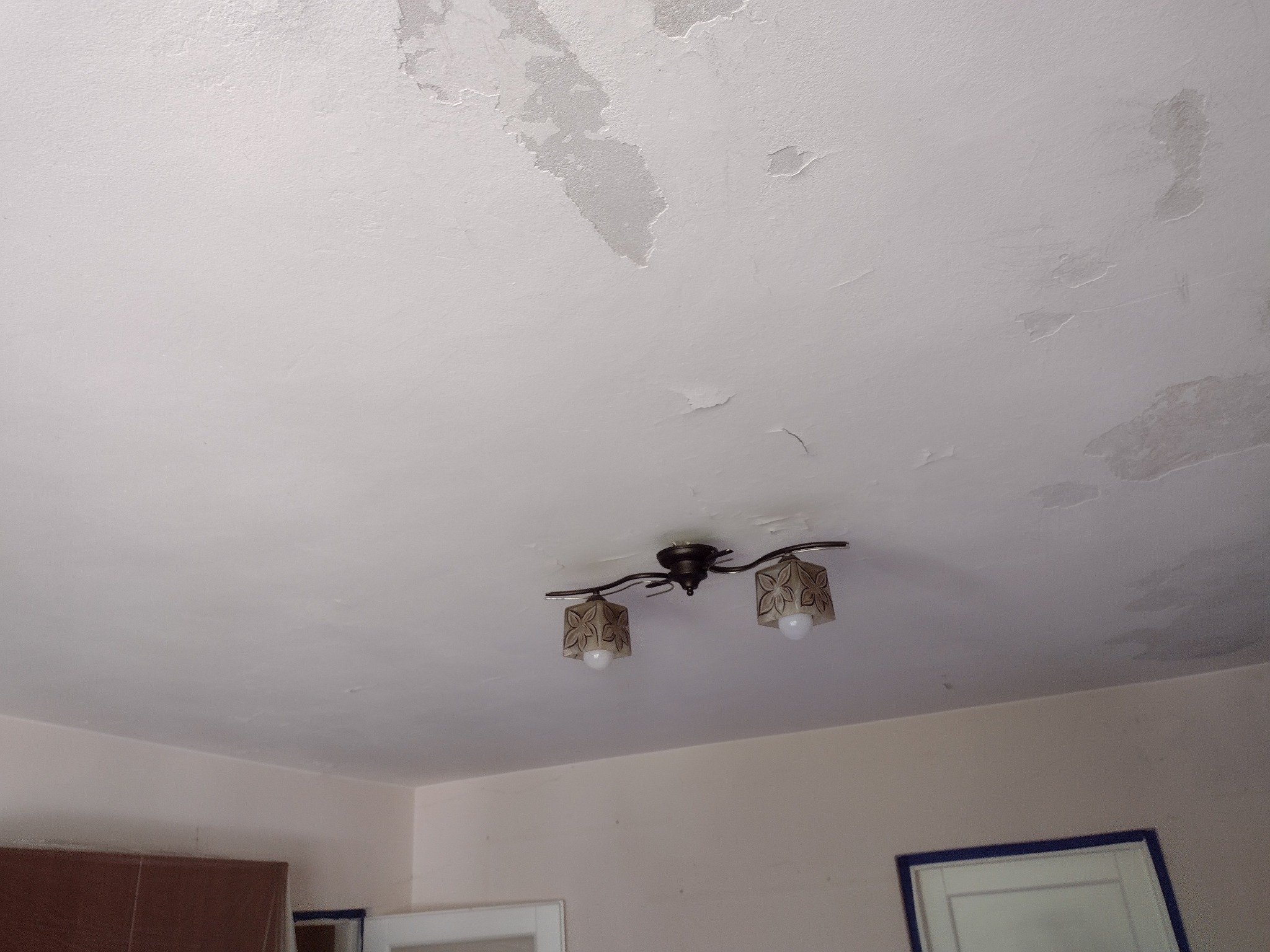 Zrywanie starej farby i przygotowanie pod gładź