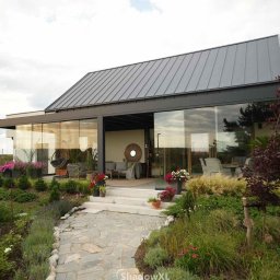 QubeXL łączony – szerokie zadaszenie bez podpór, szklany dach i ukryte odwodnienie tworzą lekką, panoramiczną przestrzeń wypoczynkową.