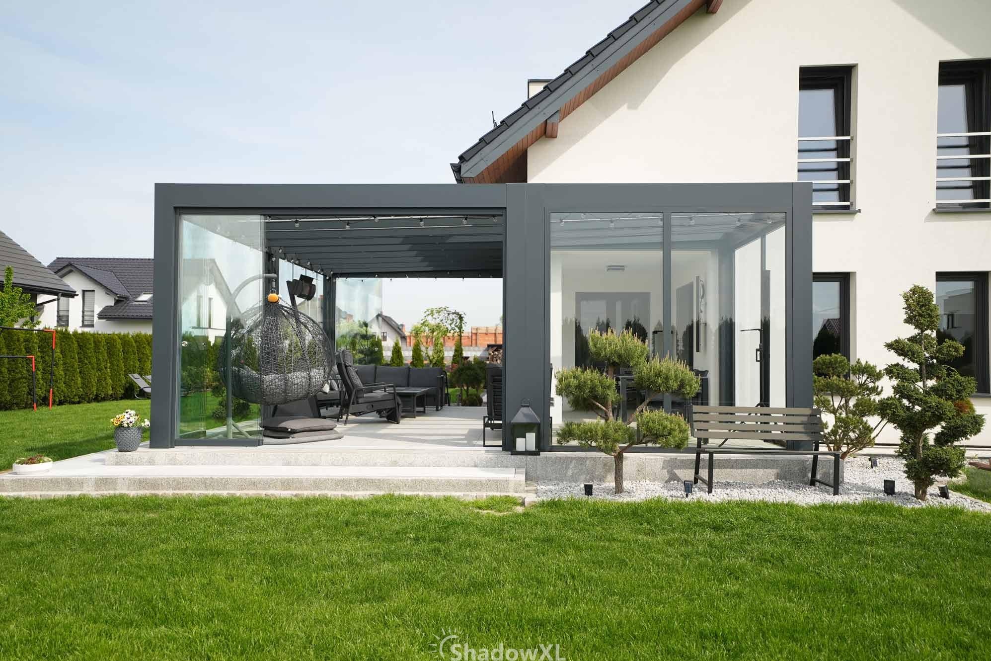 Weranda QubeXL idealnie łączy się z bryłą domu – stabilna, narożna zabudowa z modułów tworzy spójną i elegancką całość.