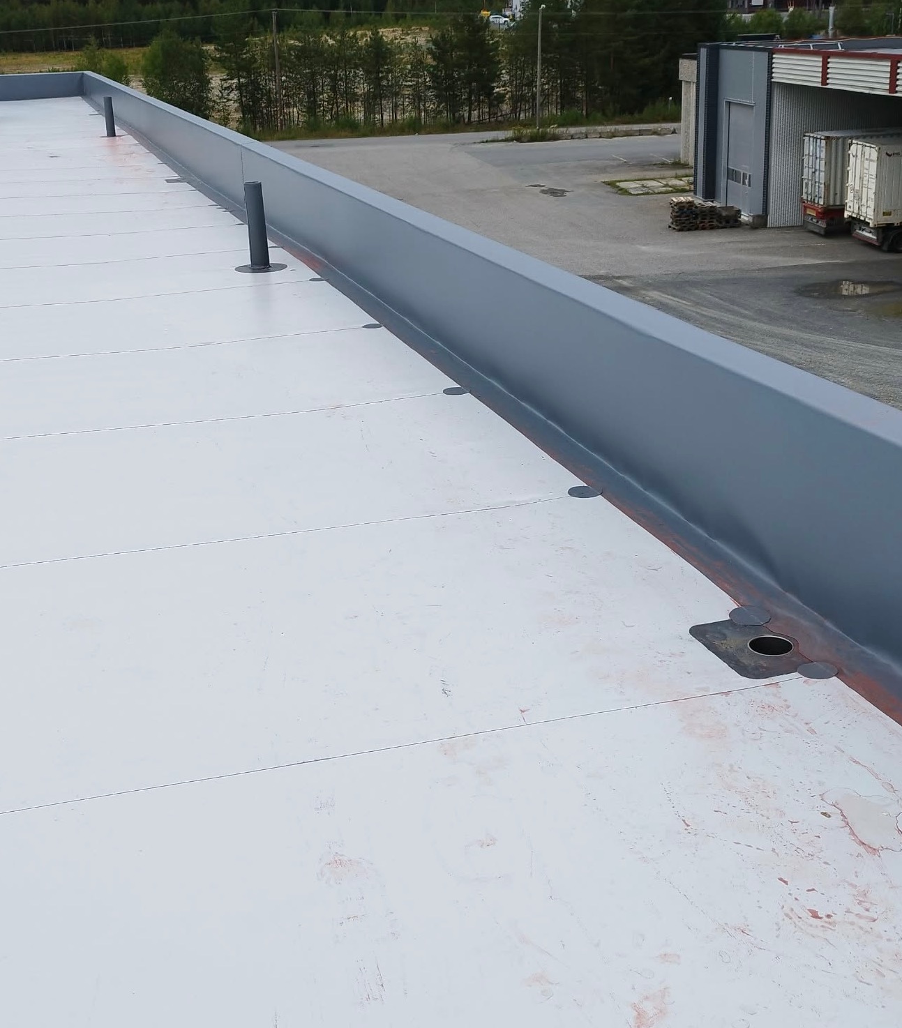 Powierzchnia dachu membrana Bauder + attyka membran Protan