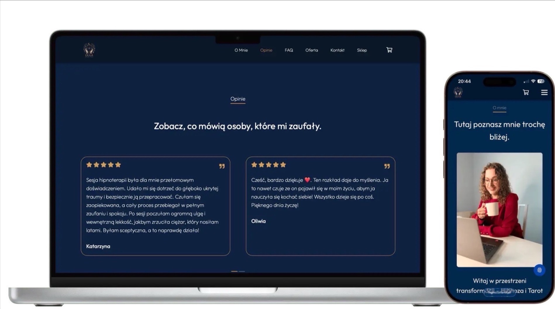 Responsywna strona internetowa na laptopie i smartfonie, prezentująca sekcję z opiniami klientów. Ciemnoniebieski motyw, minimalistyczny design, widoczna kobieta na telefonie.