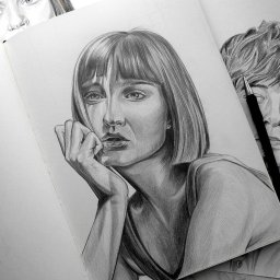 Subtelny portret kobiecy wykonany ołówkiem, z naciskiem na proporcje, miękkie cieniowanie i spokojny, refleksyjny nastrój. Bardzo dobra anatomia twarzy i dłoni.