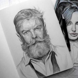 Charakterystyczny portret ołówkiem z dużą ilością detalu w brodzie i włosach. Silne światło, wyraziste rysy i bardzo dobra kontrola kontrastu.