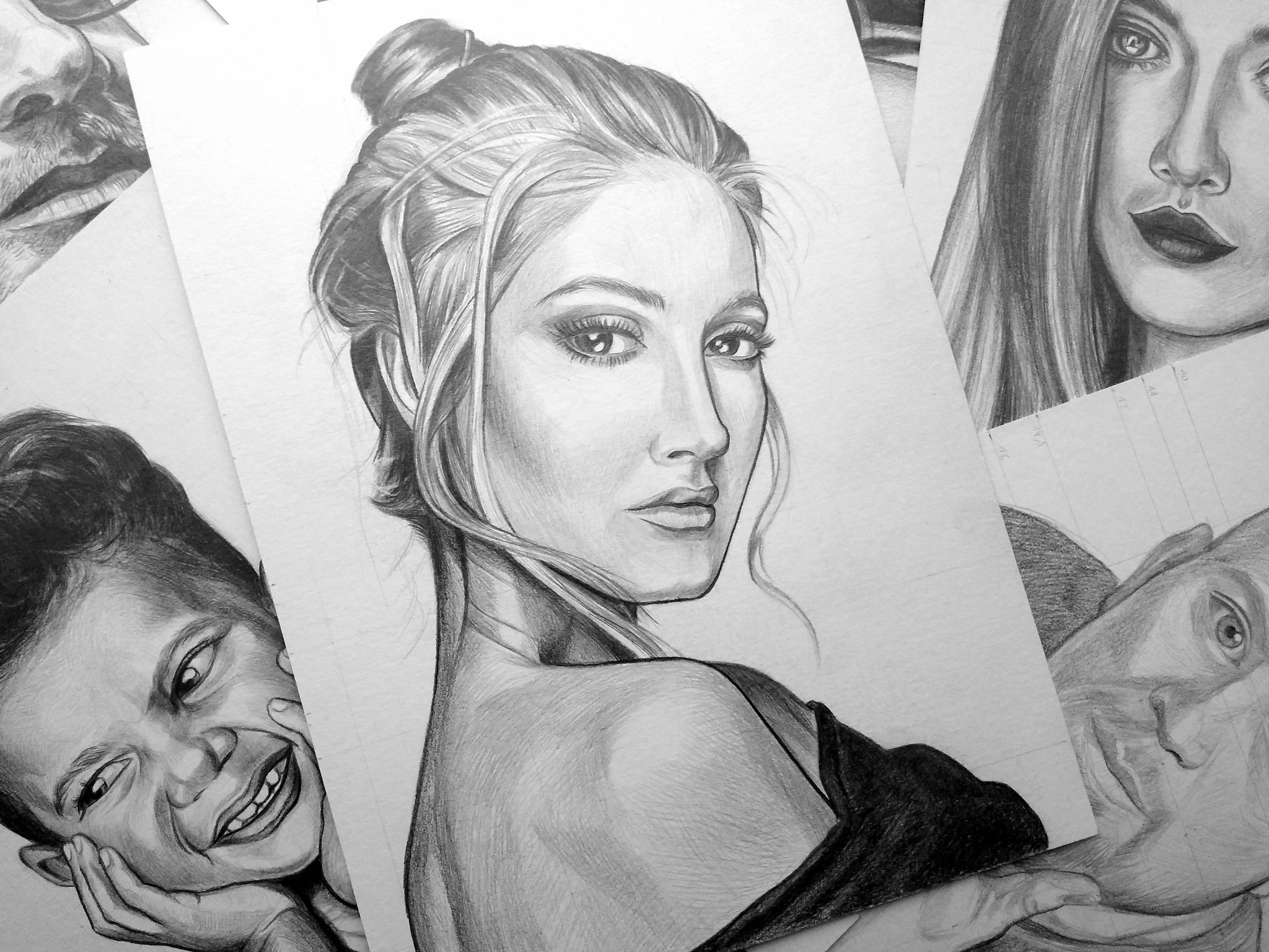 Realistyczny portret kobiecy ołówkiem — dbałość o detale, światło i naturalny wyraz twarzy.