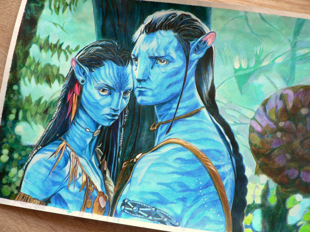 Portret kredkami pary Na'vi z filmu Avatar, z detalami strojów i tła dżungli, w stylistyce filmowej. Wyraziste kolory i dopracowane szczegóły.