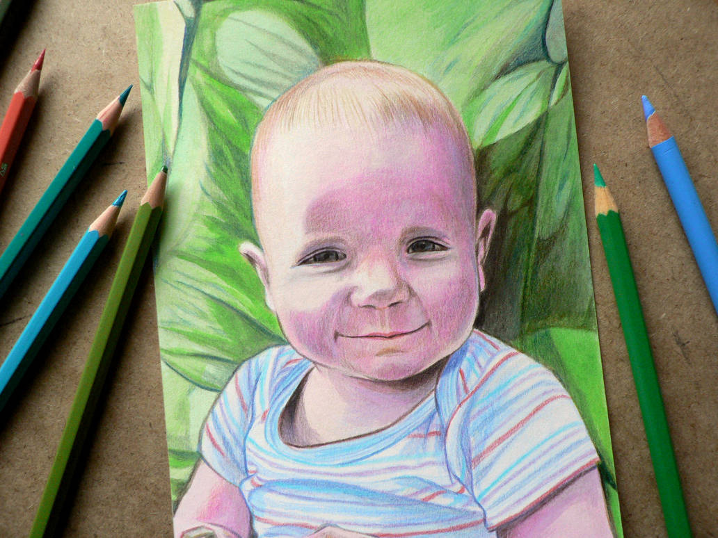 Portret niemowlęcia, rysowany kredkami na papierze, otoczony kolorowymi kredkami. Delikatne cieniowanie, ciepłe barwy, naturalny wygląd. Idealny prezent rodzinny.