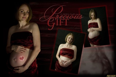 Kolaż fotograficzny przedstawiający kobietę w ciąży, owiniętą w czerwoną tkaninę, z dłońmi ułożonymi na brzuchu, na którym widnieje grafika w kształcie serca.