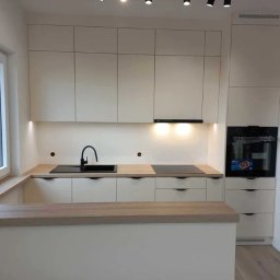 Realizacja kuchni z frontami lakierowanymi.