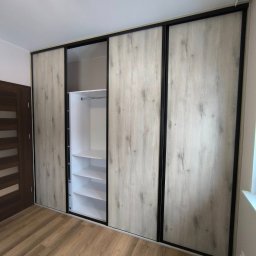 Realizacja szafy na całej ścianie