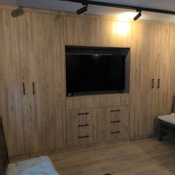 Realizacja szafy połączonej z regałem na całą ścianę