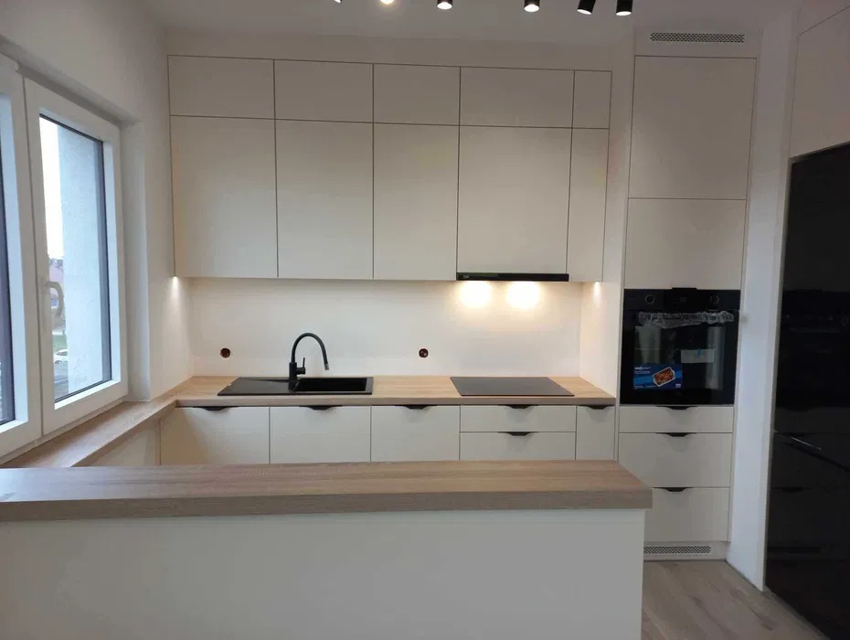 Realizacja kuchni z frontami lakierowanymi.