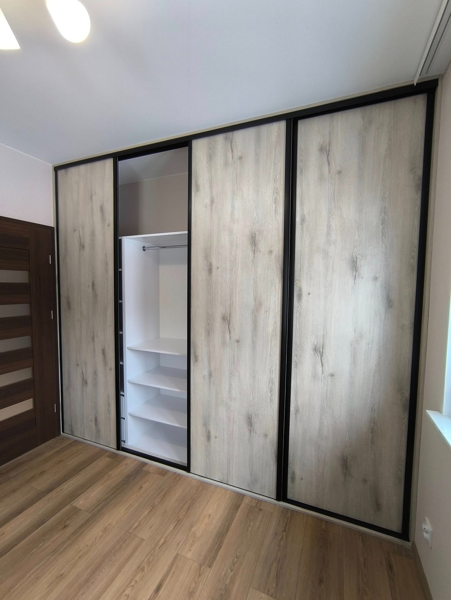 Realizacja szafy na całej ścianie