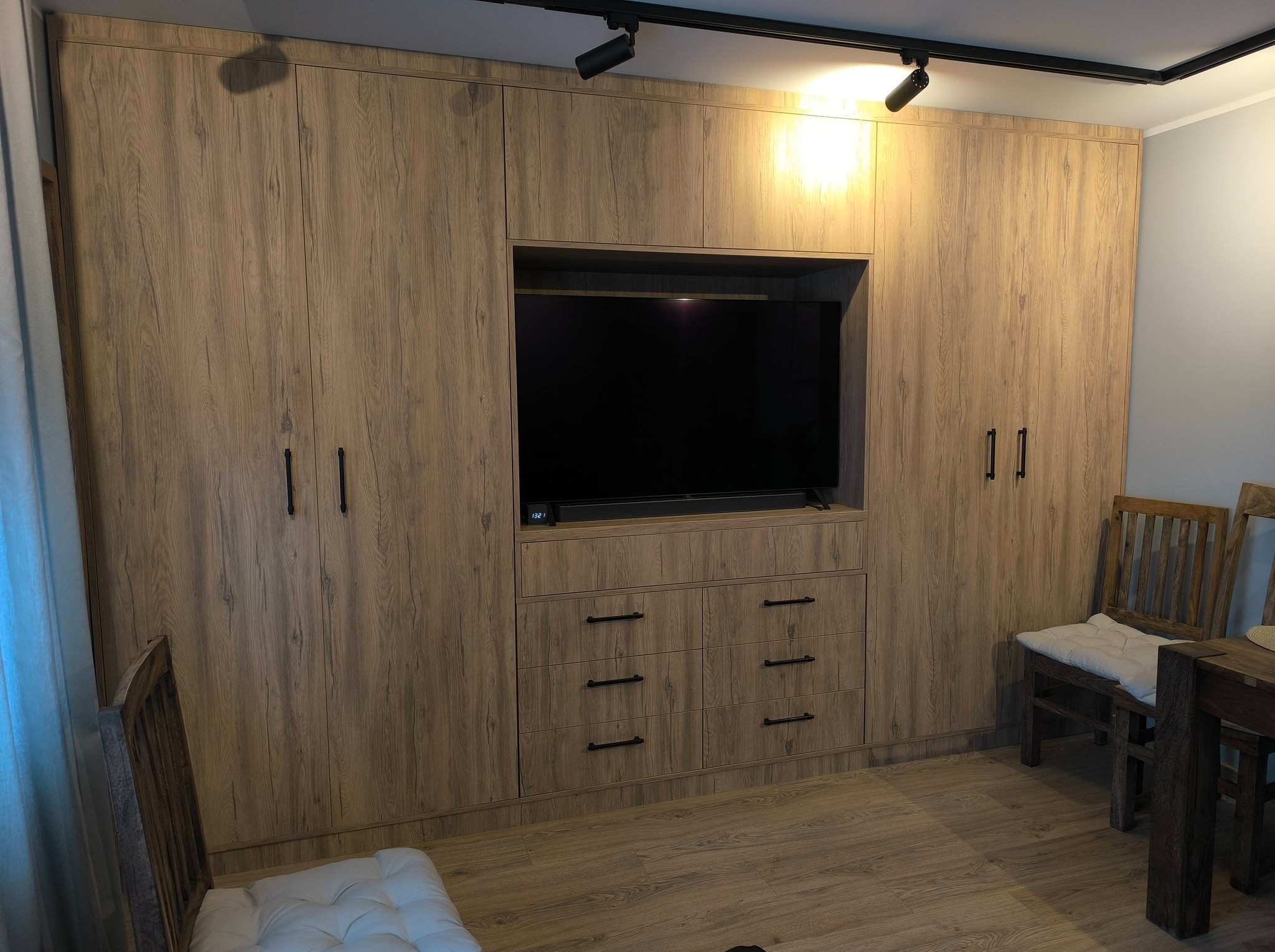 Realizacja szafy połączonej z regałem na całą ścianę