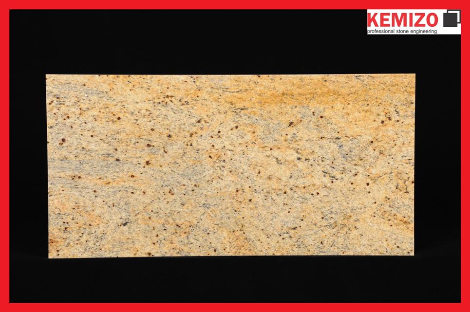 Płyta granitu Kashmir Gold o wymiarach 30,5x61x1 cm na czarnym tle, z widocznym logo firmy KEMIZO w prawym górnym rogu.