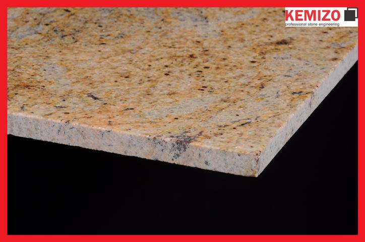 Płyta granitowa Kashmir Gold o wymiarach 61x61x1,5 cm, widoczna z bliska, prezentująca unikalną teksturę i kolorystykę, z logo producenta w prawym górnym rogu.