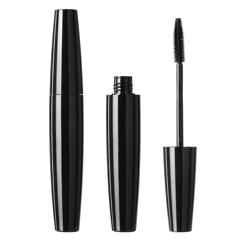 Czarne opakowania tuszu do rzęs na białym tle: zamknięte, otwarte i z aplikatorem. Minimalistyczny design, gładka powierzchnia, precyzyjne ujęcie detali.