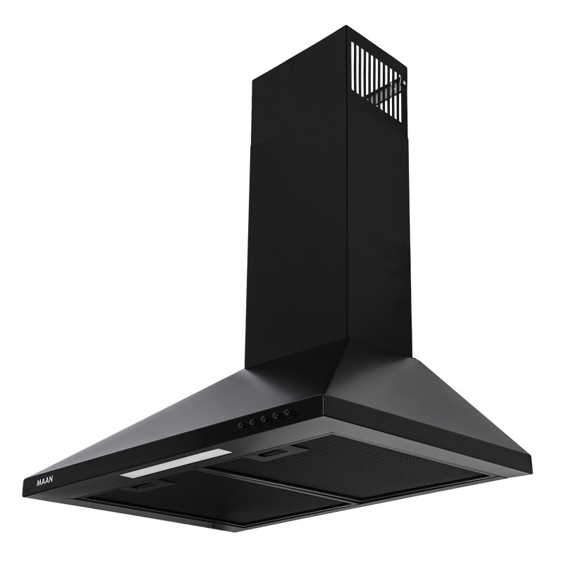 Czarny okap kuchenny marki MAAN na białym tle, z widocznymi filtrami i oświetleniem LED. Minimalistyczny design, nowoczesna forma, ostre kąty.