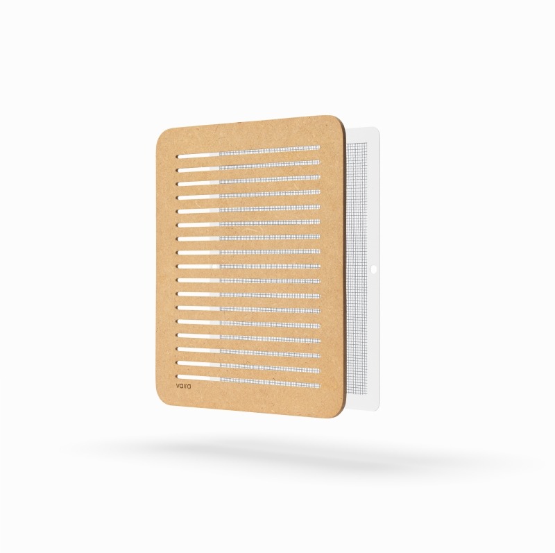 Beżowa, kwadratowa tablica z poziomymi szczelinami, odsłaniająca siatkę z tyłu. Minimalistyczny design, oświetlenie studyjne, cień podkreśla trójwymiarowość.