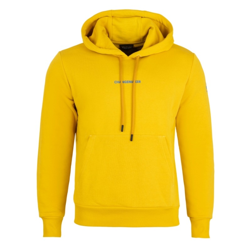 Żółta bluza z kapturem typu kangurka, z napisem 'CHANGEMAKER' na piersi, na białym tle. Widoczne sznurki kaptura i kieszeń. Gładka tkanina, proste ujęcie.