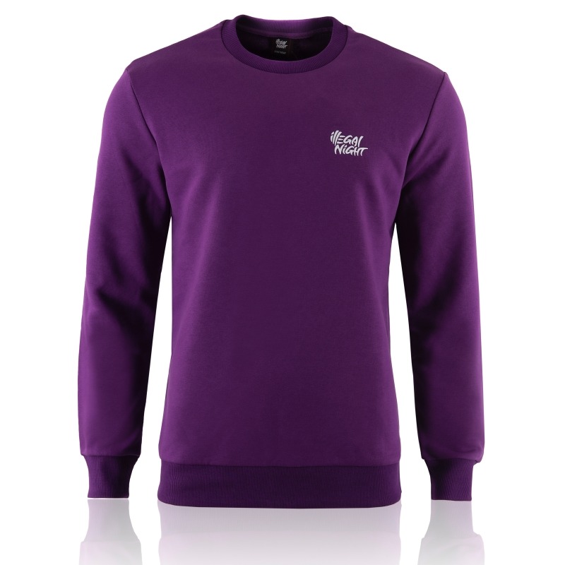 Fioletowa bluza dresowa z długim rękawem i białym logo 'Illegal Night' na piersi, na białym tle z delikatnym odbiciem.