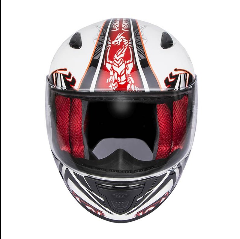 Biały kask motocyklowy z czerwonym smokiem na czole, wizjerem i czarnymi akcentami, sfotografowany na białym tle z przodu.