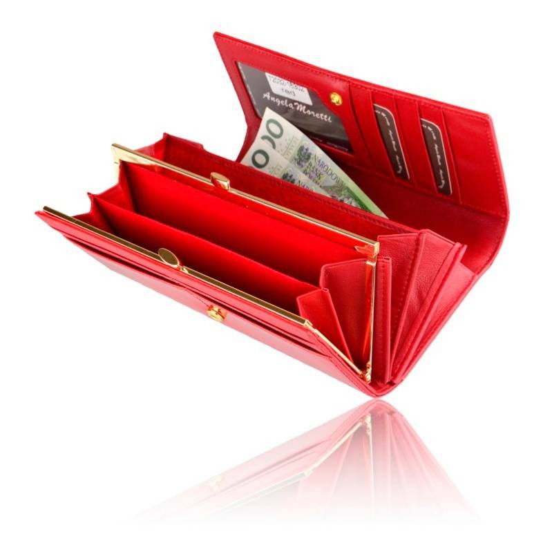 Otwarty, czerwony portfel damski z widocznymi przegródkami, złotymi elementami i banknotem 20 zł, leżący na białym tle z odbiciem lustrzanym.