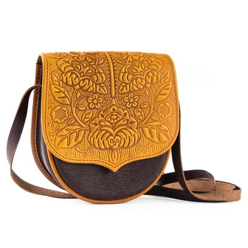 Skórzana torebka damska z tłoczonym kwiatowym wzorem na klapie, w odcieniach brązu i żółci, na białym tle. Widoczny pasek i detale wykończenia.