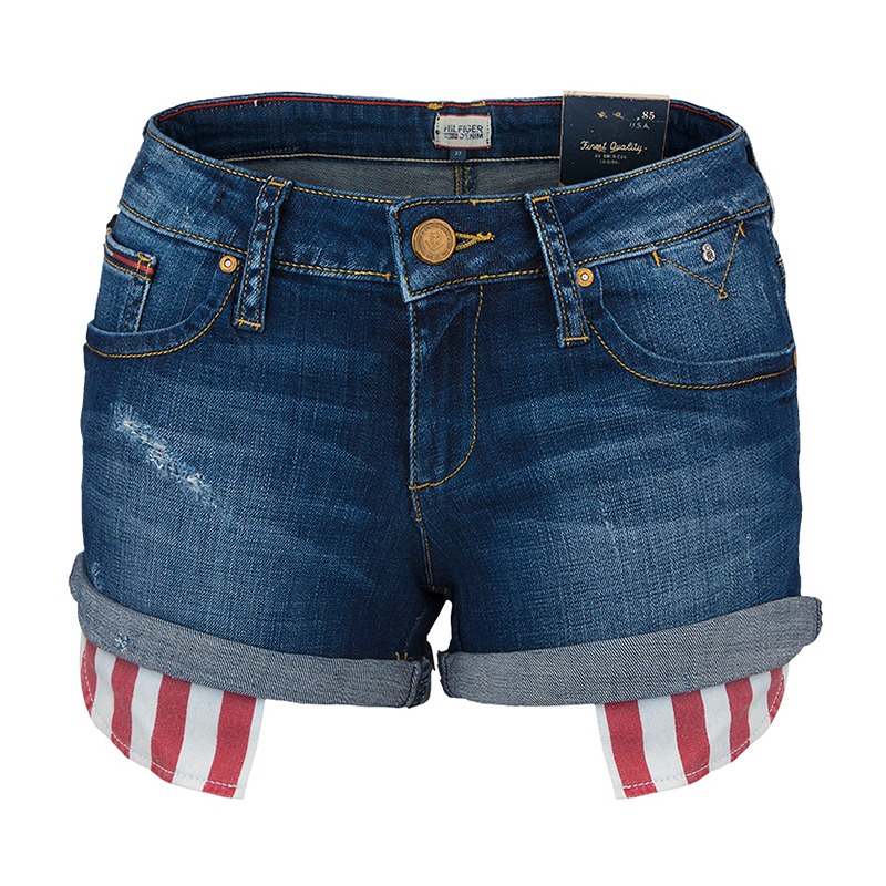 Dżinsowe szorty damskie Tommy Hilfiger z podwiniętymi nogawkami w paski, widoczne przetarcia i detale marki. Centralne ujęcie na białym tle.