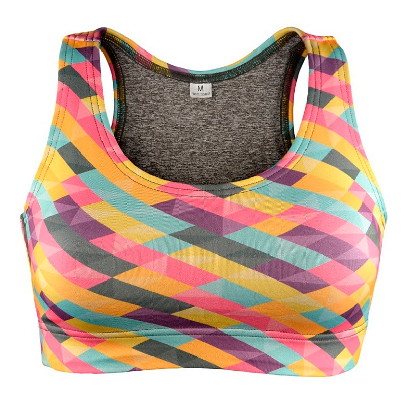 Kolorowy biustonosz sportowy z geometrycznym wzorem rombów w odcieniach różu, żółci, fioletu i turkusu na białym tle. Widoczna metka z rozmiarem 'M'.
