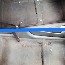 Cleaning Service Dolnośląskie - Tapicerka samochodowa przed i po czyszczeniu: widoczne różnice w odcieniu szarości i usunięte zabrudzenia na dywanikach podłogowych.