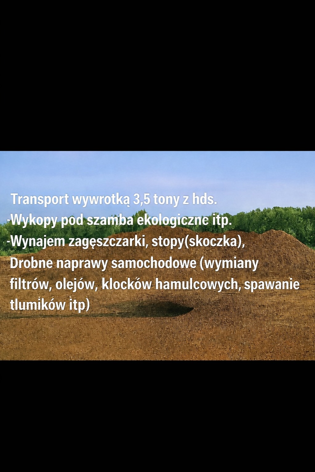 Kupa ziemi z tekstem o transporcie wywrotką, wykopach pod szamba, wynajmie zagęszczarki i drobnych naprawach samochodowych. Widok na zieleń i błękitne niebo.