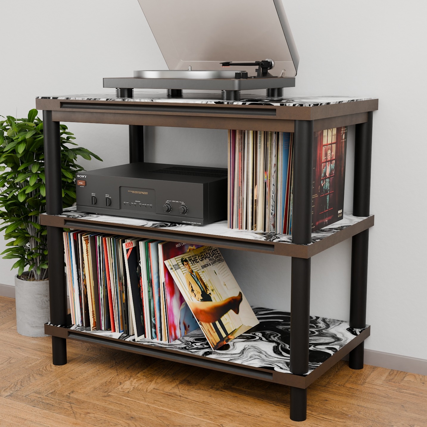 Regał na płyty winylowe z marmurowymi półkami, gramofon na górze, wzór marmuru na półkach, roślina doniczkowa obok, drewniana podłoga.