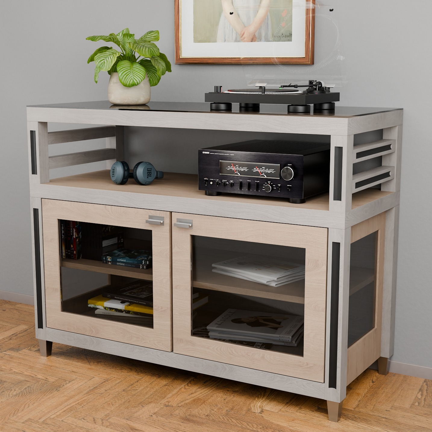 Dwupoziomowa szafka RTV z przeszklonymi drzwiczkami, gramofonem, wzmacniaczem Yamaha, słuchawkami JBL i rośliną doniczkową na blacie. Jasne drewno i szare tło.