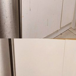 Lśniąca Przestrzeń - Zdjęcie 'przed i po' prezentujące czyszczenie białych frontów szafek kuchennych i boku lodówki ze stali nierdzewnej. Widoczne zabrudzenia usunięte.