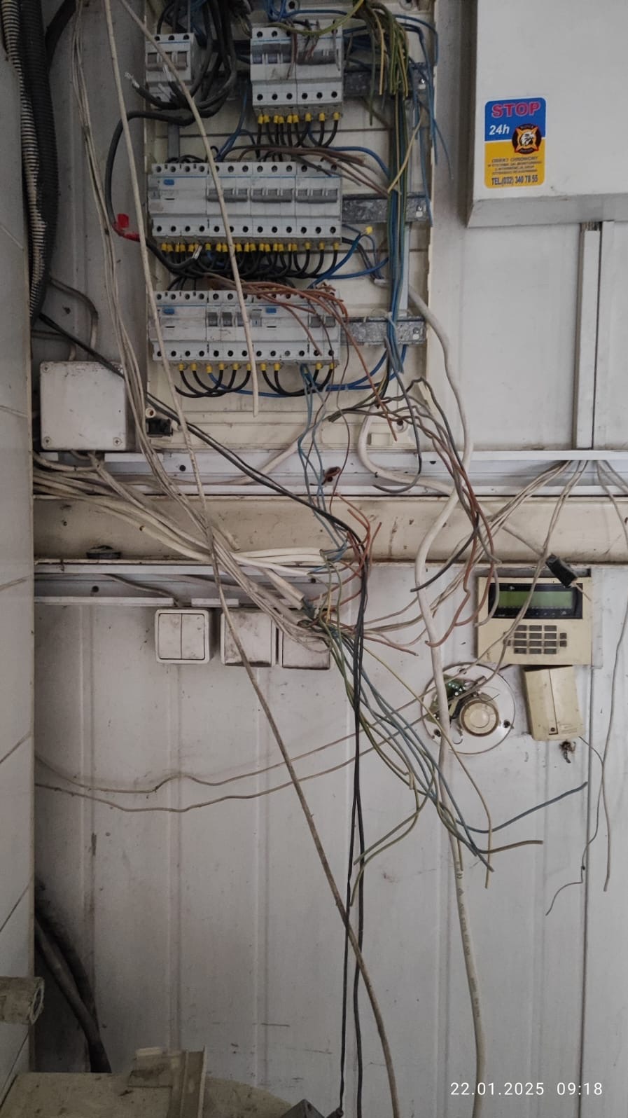 Awaria zasilanie - kradzież przewodów elektrycznych zdjęcie przed zaczęciem prac