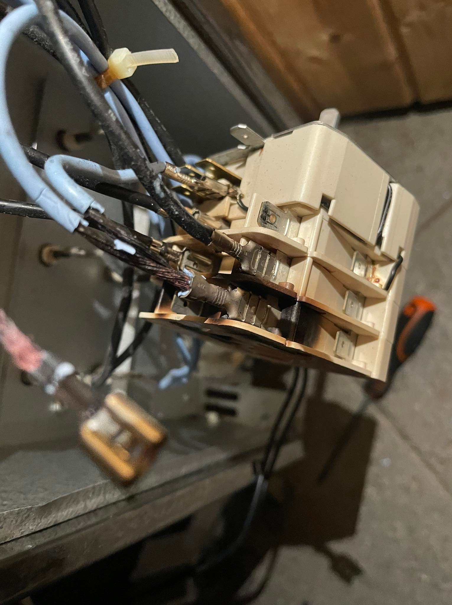 Naprawa przełącznika sauny w bloku mieszkalnym