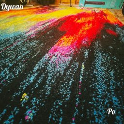 AnnCar Krzysztof Bruszyński - Wyczyszczony, czarny dywan z kolorowymi akcentami (czerwony, żółty, niebieski, różowy) po praniu. Widoczne włókna dywanu i intensywne kolory. Ujęcie z niskiej perspektywy.