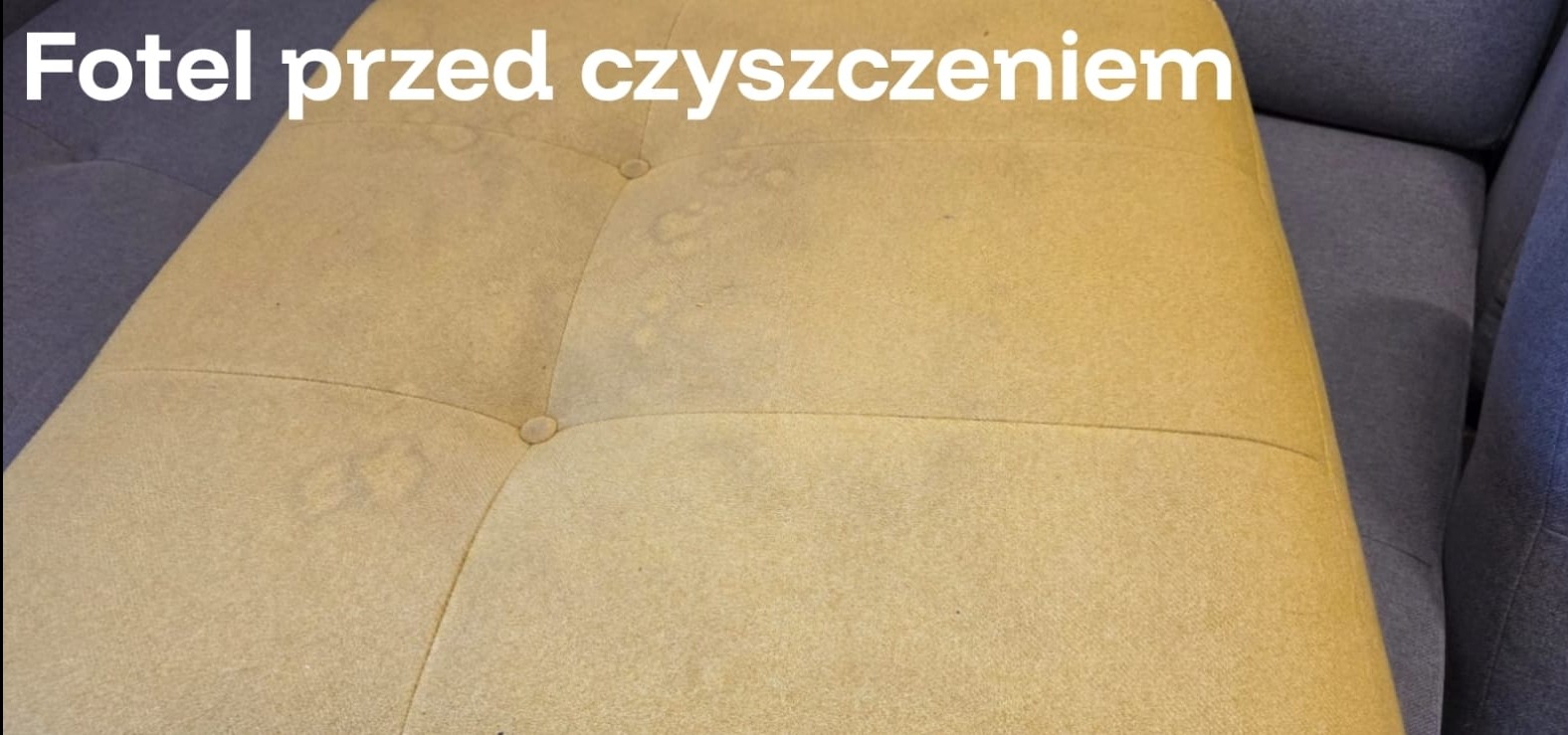 Żółty fotel z widocznymi plamami na siedzisku, prezentowany przed procesem czyszczenia tapicerki. Widoczne przeszycia i guziki.