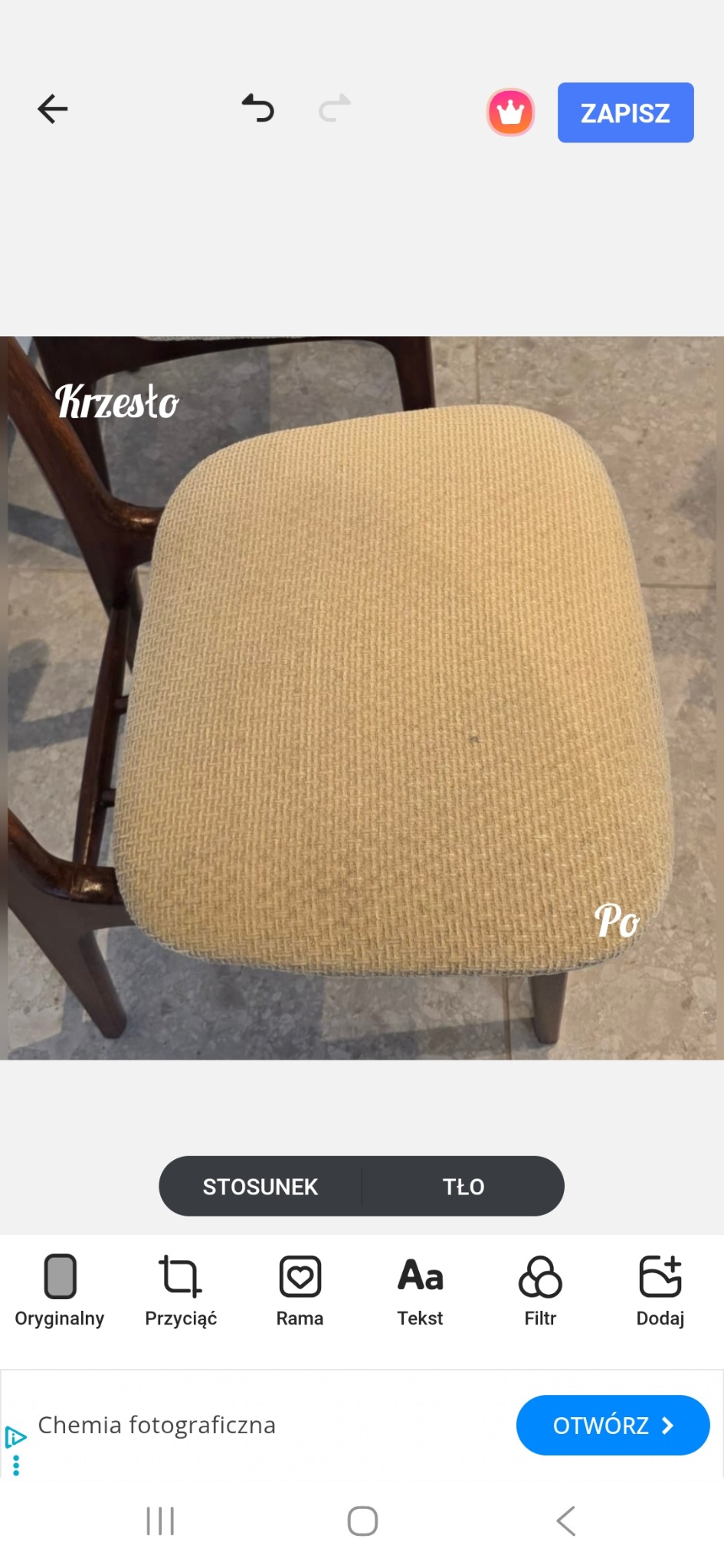 Krzesło z beżową tapicerką po czyszczeniu, widoczne na tle podłogi z płytek. Na zdjęciu widoczny napis 'Po'.