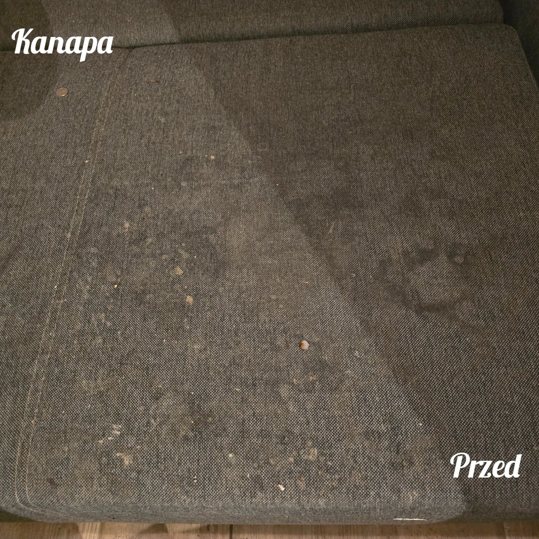 Szary materiał kanapy z widocznym zabrudzeniem i plamami, częściowo wyczyszczony, z napisem 'Przed'. Ukazuje efekt prania tapicerki.